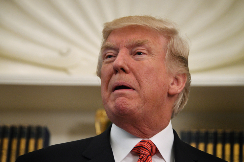 Trump y el indulto: un, dos, tres por mí y por todos mis amigos