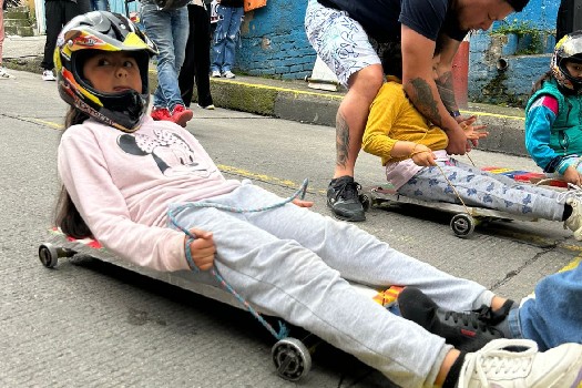 Cada junio y desde hace 23 años, San Cristóbal realiza las carreras cuesta abajo con balineras.