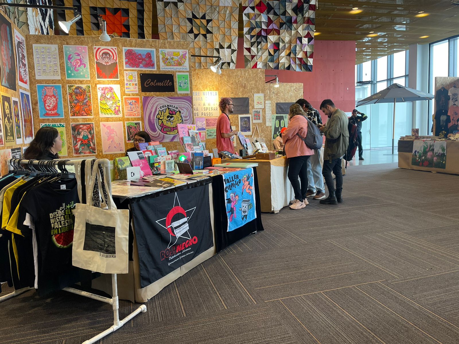 En "Libro de Artista" se expone “Lucero de ocho rayos”, un espacio en donde editoriales y distribuidoras quisieron explorar el libro como medio artístico, como una invitación al público para relacionarse con el arte desde una perspectiva distinta.
