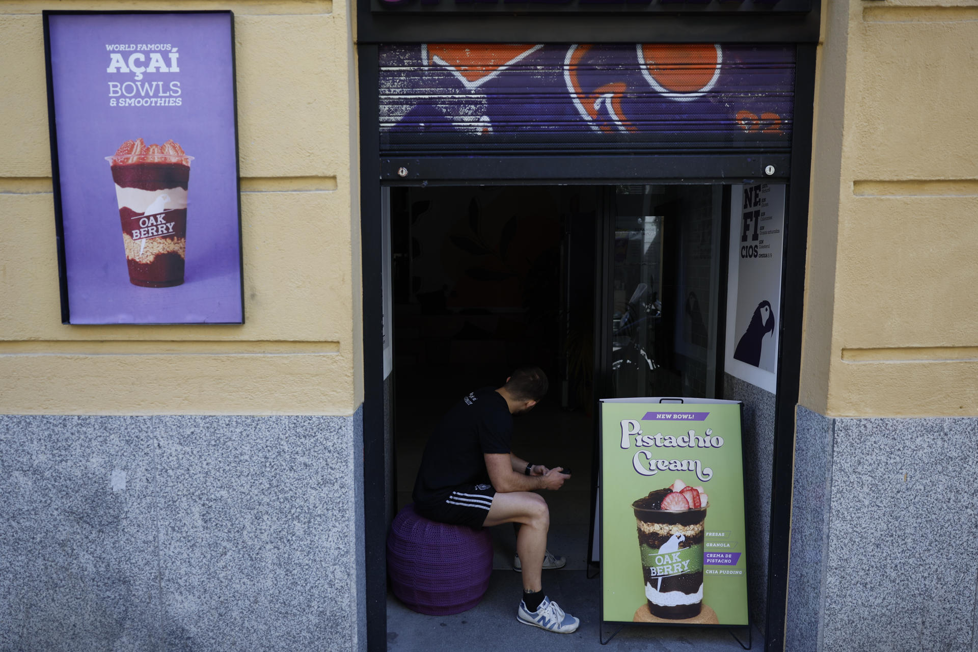 MADRID, 28/04/2025.- Vista de una tienda cerrada debido al apagón en un comercio del centro de Madrid, tras el corte de suministro eléctrico que afecta este lunes a España. EFE/Mariscal