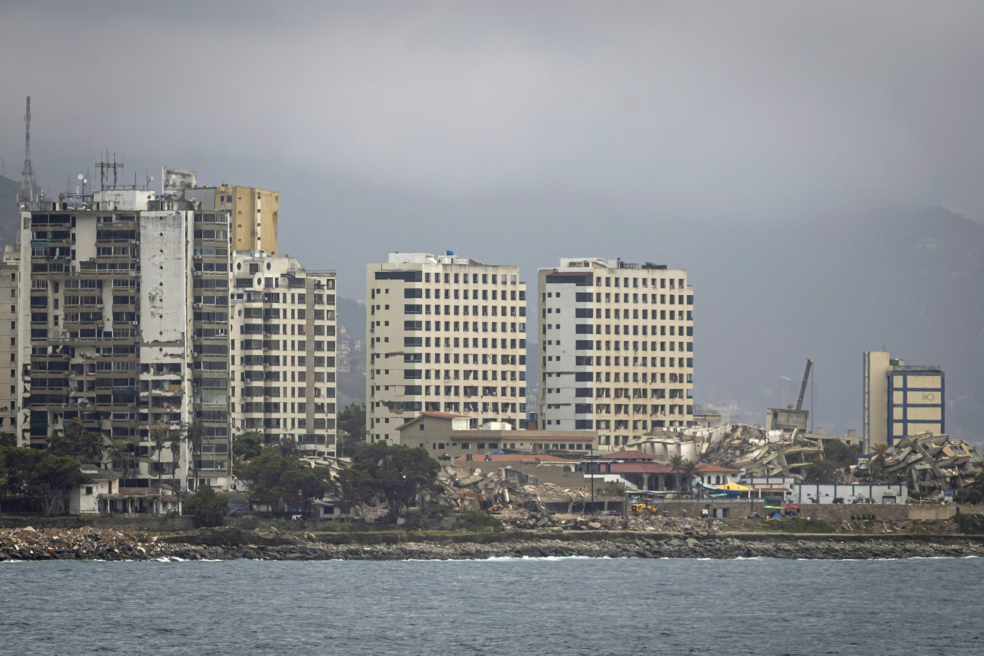Sin turistas, comercios en La Guaira resisten con ventas mínimas, ahorros y reinvención