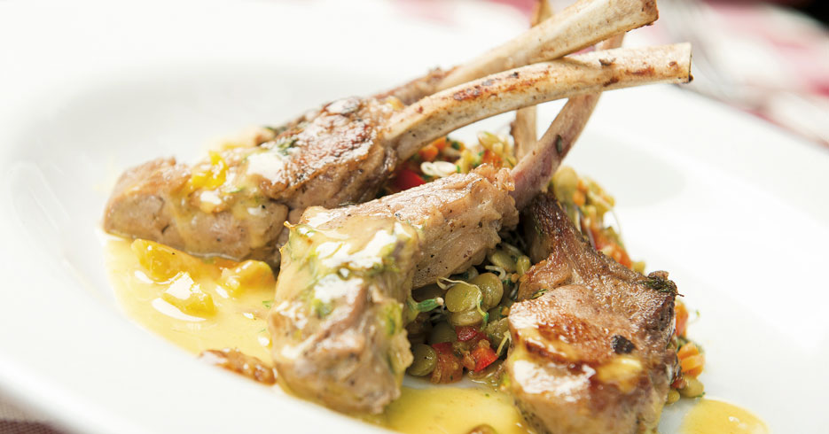 Chuletas de ternera con ensalada de lentejas y vinagreta de frutas secas