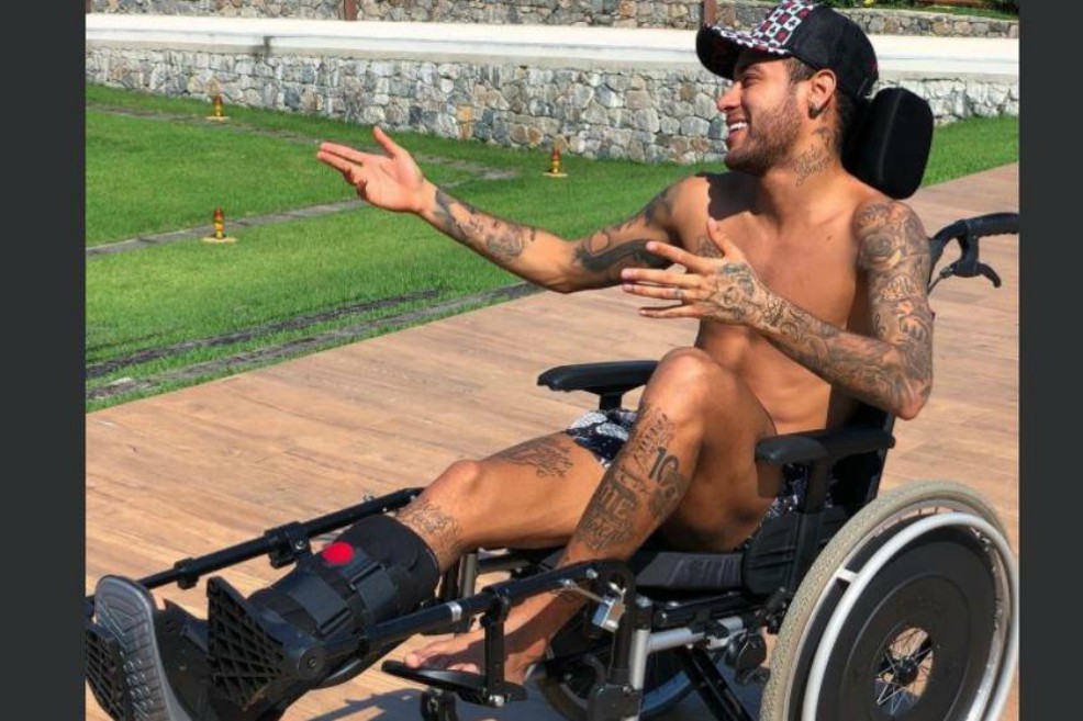 Críticas a Neymar por posar en silla de ruedas para homenajear a Hawking