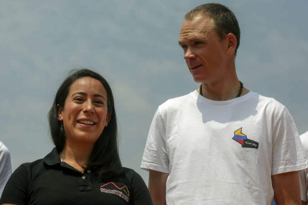Chris Froome y Mariana Pajón entregaron bicicletas y útiles escolares en Medellín