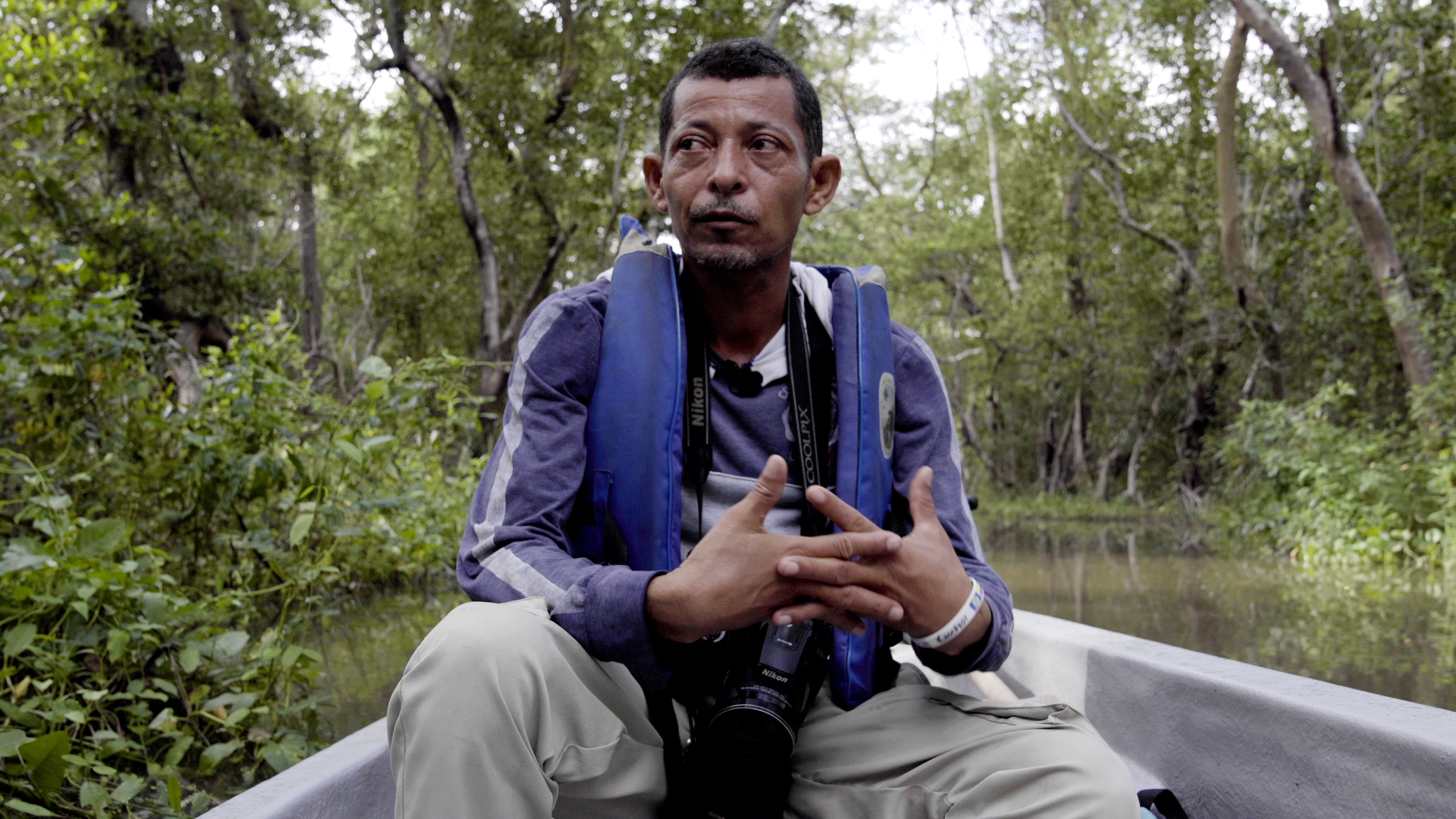 “La gente prende fuego en los humedales para sacar a las tortugas, hicoteas o chigüiros. Pero más que todo es gente que viene desde Barranquilla. Y como ellos no conocen el verdadero valor, terminan generando esos incendios forestales”, cuenta el guía Omar Gutiérrez.