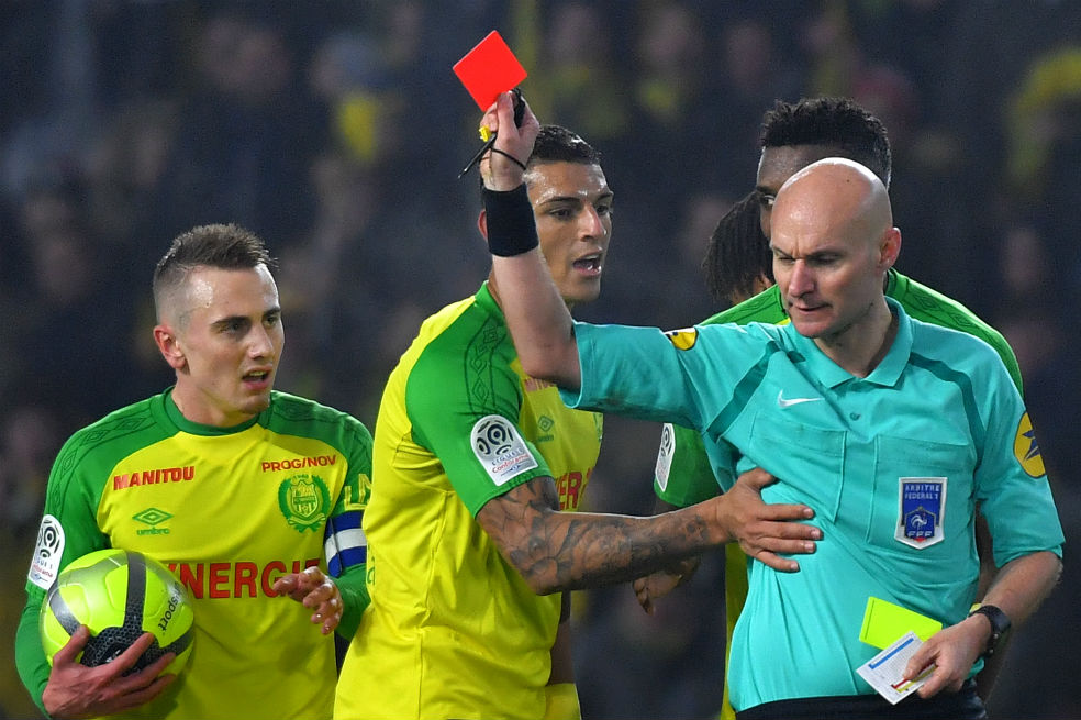 Tres meses de suspensión para árbitro francés que agredió a un jugador