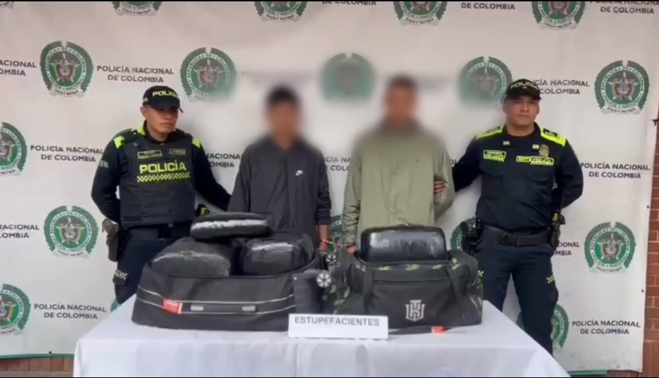 Capturan a dos jóvenes que transportaban marihuana oculta en un taxi