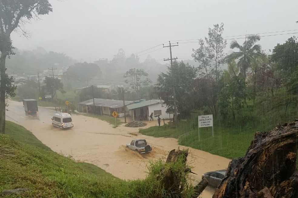 Alerta en vía Silvania-Bogotá por desbordamientos y riesgo de deslizamiento