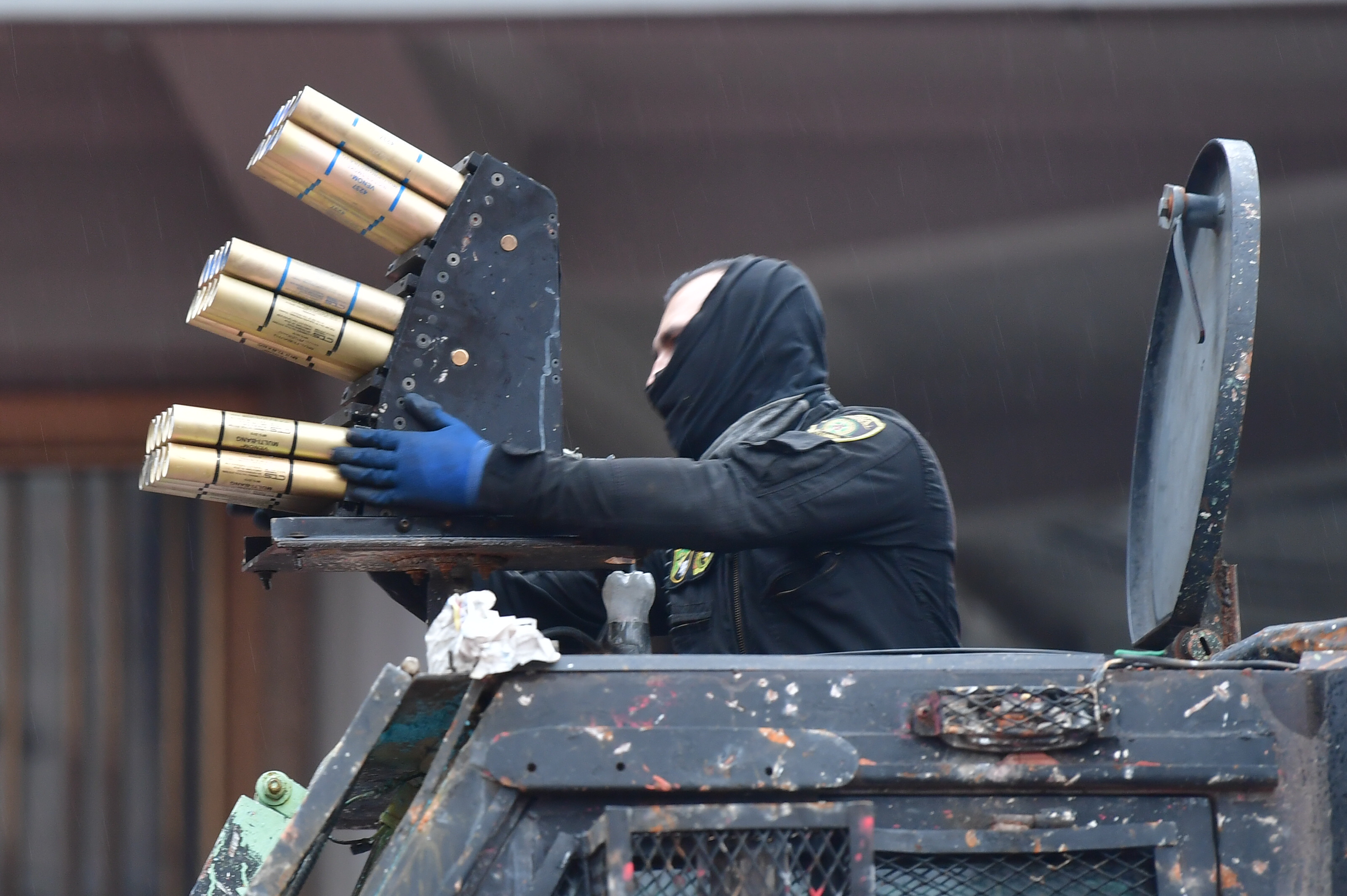 Vehículo del Escuadrón Móvil Antidisturbios (Esmad), con el arma no letal "Venom", un lanzador múltiple de proyectiles electrónicos que utiliza cartuchos eléctricos de aturdimiento y  de gas de 37mm cada uno.