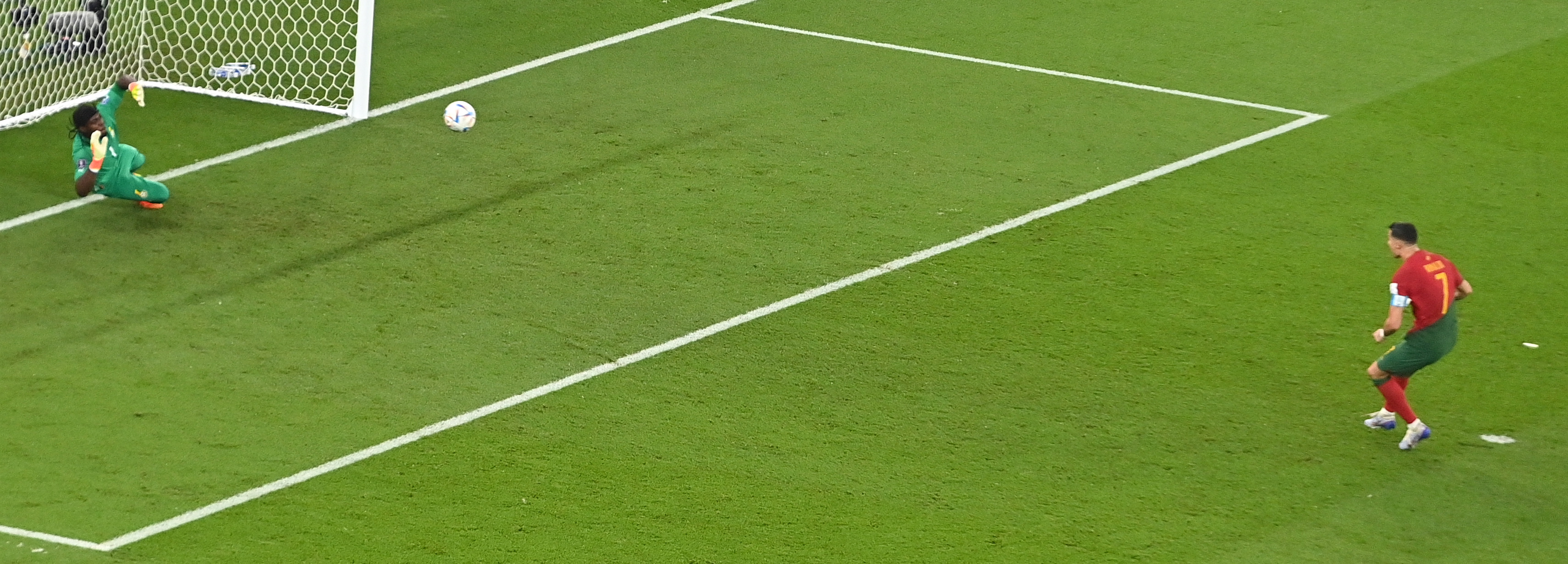 Doha (Qatar), 24/11/2022.- Cristiano Ronaldo (R) of Portugal scores the opening goal from the penalty spot during the FIFA World Cup 2022 group H soccer match between Portugal and Ghana at Stadium 947 in Doha, Qatar, 24 November 2022. (Mundial de Fútbol, Catar) EFE/EPA/Noushad Thekkayil