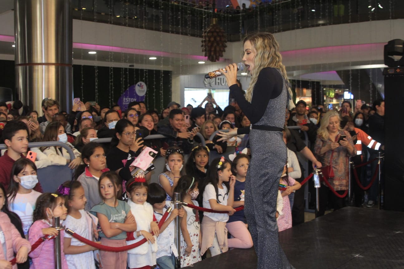 Fanny Lu cantando en el Centro Comercial Santafé.