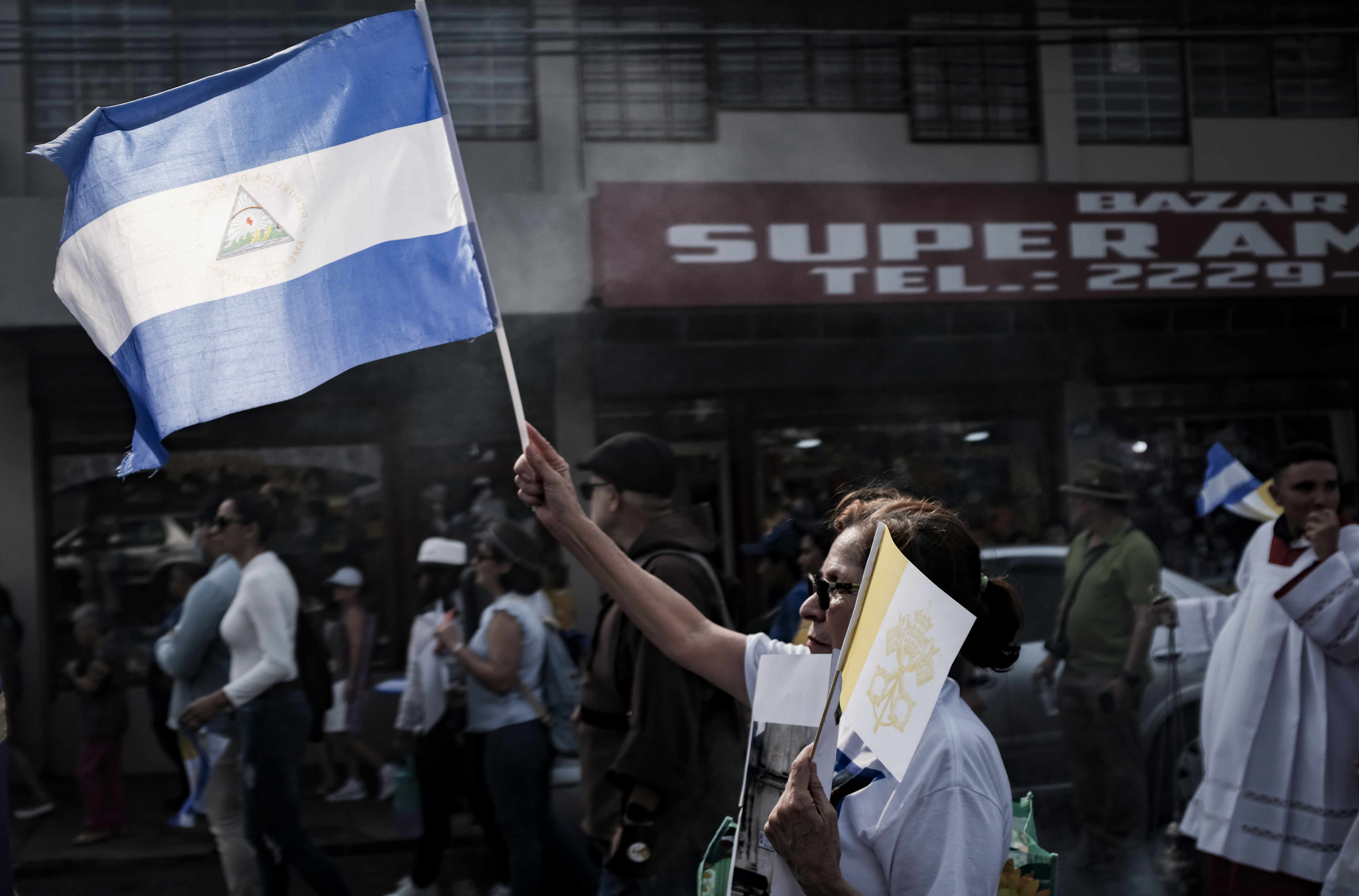 AME1595. SAM JOSÉ (COSTA RICA), 23/03/2024.- Ciudadanos nicaragüenses participan en una procesión este sábado en San José (Costa Rica). La Iglesia católica de Costa Rica celebró este sábado un viacrucis por los migrantes, principalmente los nicaragüenses, por la liberación de los "presos políticos" de Nicaragua" a la vez que oró por la paz y por los sacerdotes perseguidos en ese país centroamericano. El viacrucis, al que acudieron decenas de migrantes nicaragüenses portando, en algunos casos, la bandera de Nicaragua y fotografías de los "presos políticos", salió de la parroquia San Isidro Labrador, del cantón Vázquez de Coronado, provincia de San José, Costa Rica, según constató EFE. EFE/ Jeffrey Arguedas