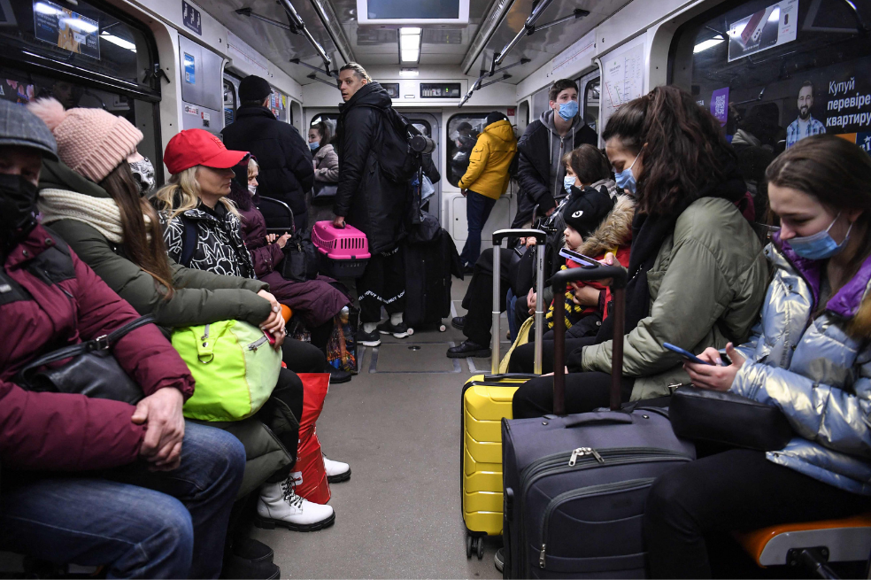 Las personas en el metro de Kiev se ven cargando bolsas y maletas, luego de que se enteraron de los ataques que sufrieron otras ciudades ucranianas con misiles y artillería rusa.