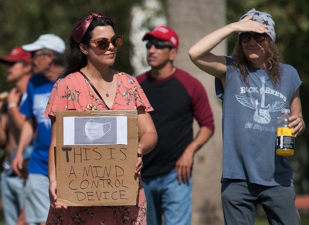 Movilización en California, el 16 de mayo, en contra del confinamiento por el nuevo coronavirus.AFPAudrey Whitlock, una de las voceras de estos grupos que protestan contra el confinamiento en Carolina del Norte, llevaba tres semanas manifestándose y encabezando numerosas manifestaciones a lo largo del país, incluso alegando que el coronavirus"era un invento". El pasado 29 de abril se confirmó que se había contagiado del nuevo virus y que, no solo no se confinó en el momento indicado, sino que además ni ella, ni otros miembros de su grupo,mantuvieron las normas de distanciamiento social durante las protestas.