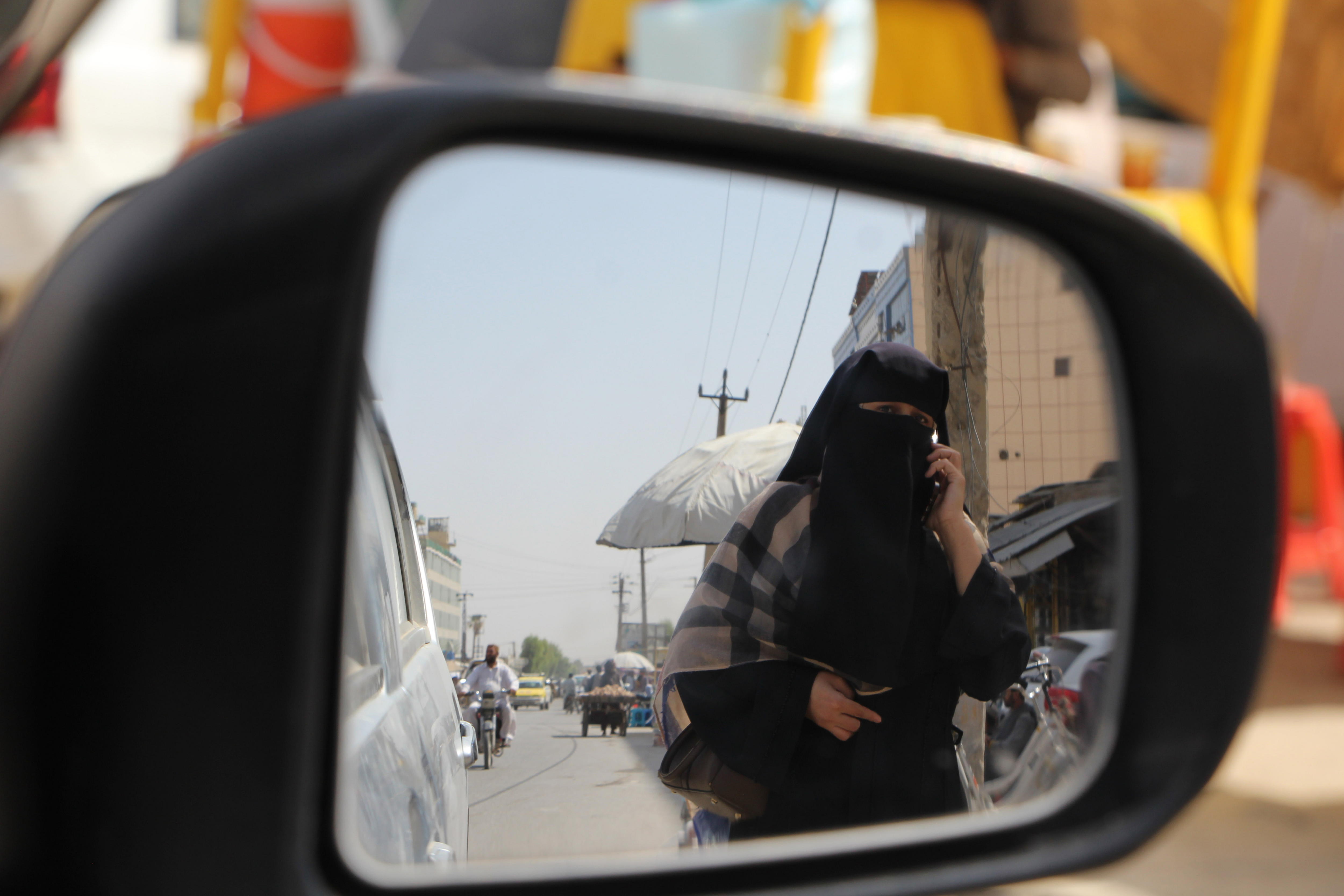 Talibanes prohíben a las mujeres hablar en público y hacen obligatorio el hiyab