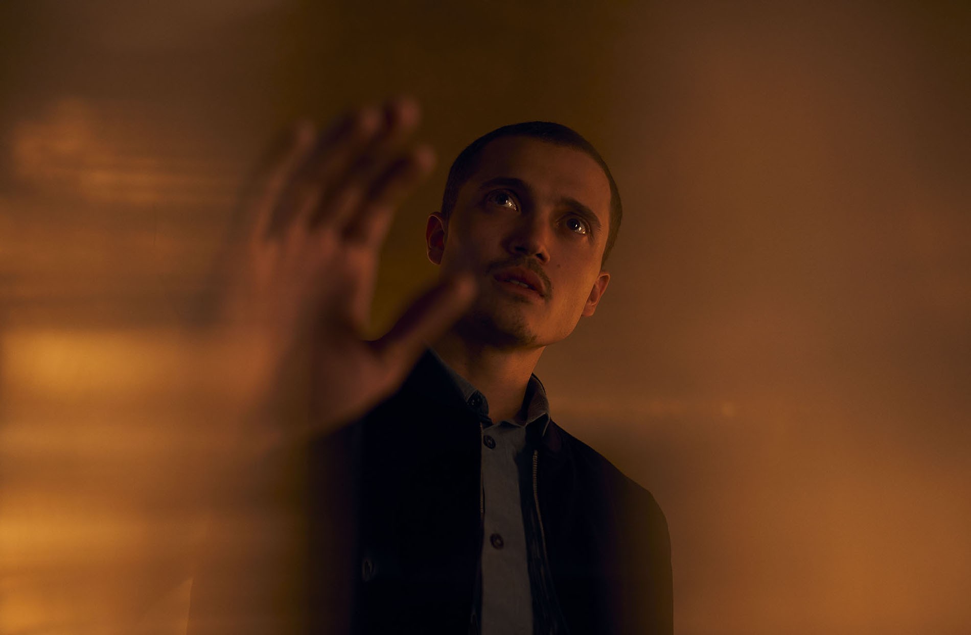 El actor interpretando a Karl Glusman en la serie "Devs".