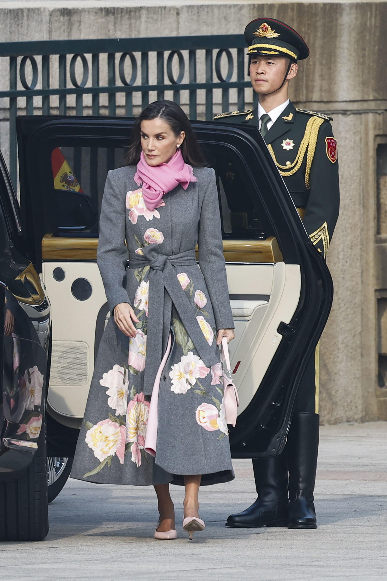 PEKÍN, 12/11/2025.- La reina Letizia a su llegada al recibimiento celebrado en Pekín en la segunda jornada del viaje de Estado de los reyes a China. EFE/ Chema Moya
