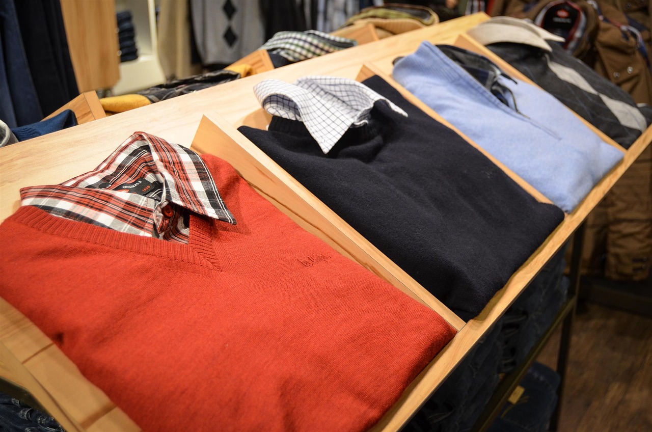 Truco para doblar una camiseta en 3 segundos: ahorrarás espacio