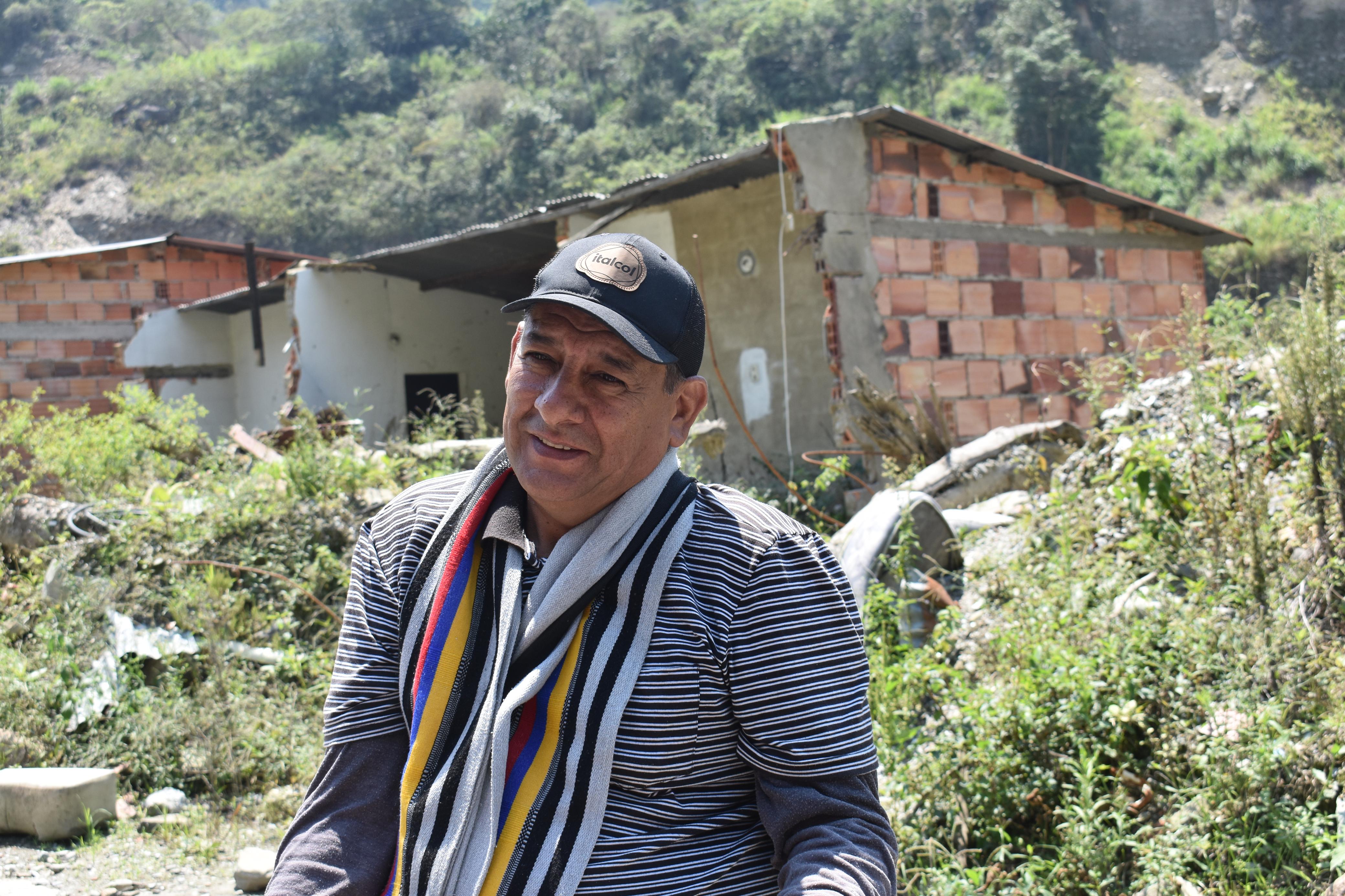 Héctor Rodríguez todavía va a Naranjal para recoger los limones de los pocos árboles que quedaron en pie.