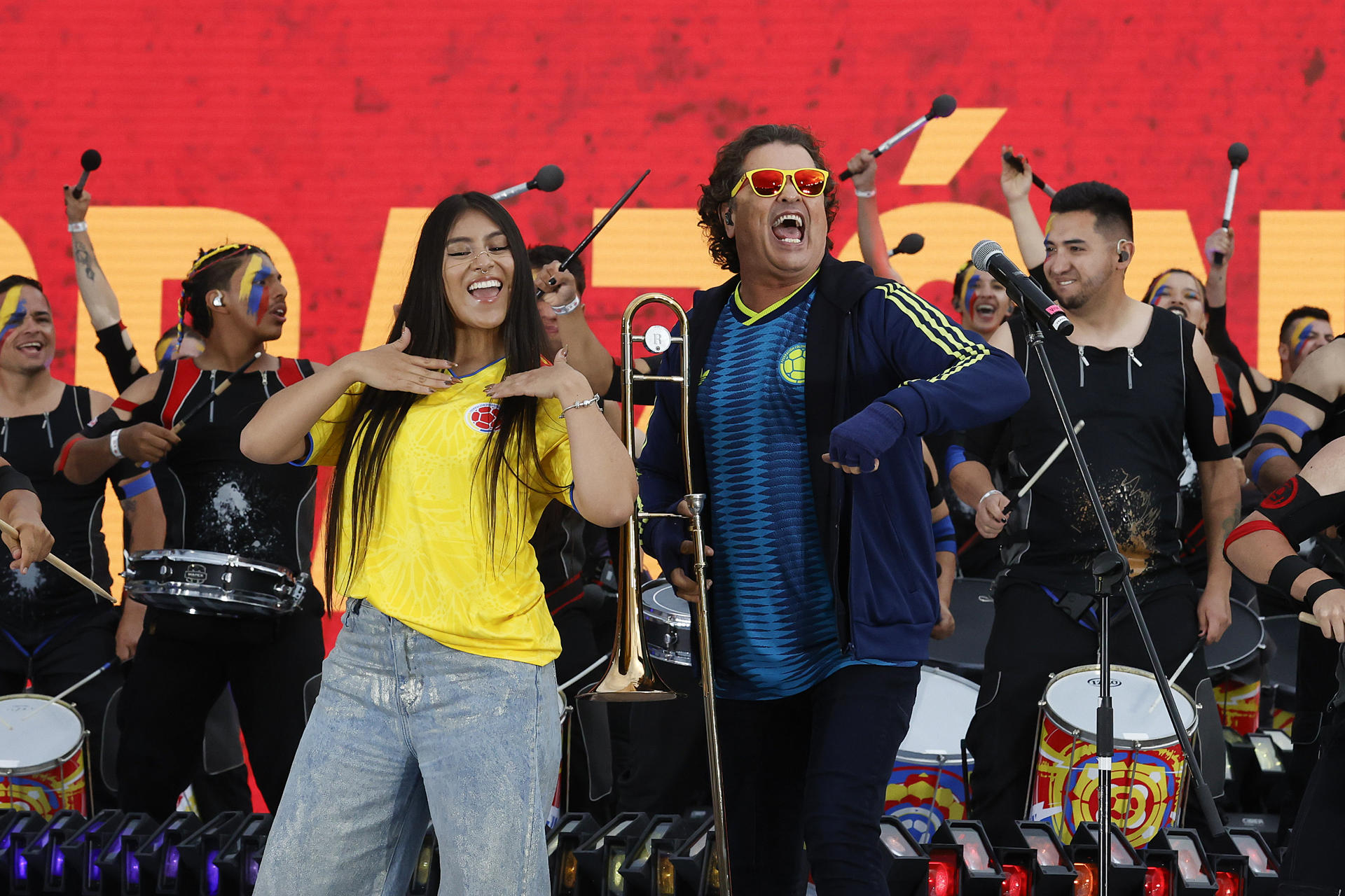 AME7628. BOGOTÁ (COLOMBIA), 01/06/2026.- Los artistas colombianos Carlos Vives (c) y María Fuell (c-i) cantan este lunes, antes de un partido amistoso entre Colombia y Costa Rica previo a la Copa Mundial de Fútbol de 2026, en el estadio El Campín en Bogotá (Colombia). EFE/ Mauricio Dueñas Castañeda