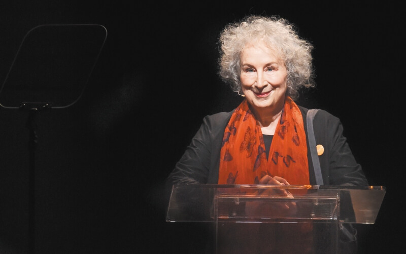 Margaret Atwood: “Si no están de acuerdo con el aborto, paguen por todo lo que corresponde por cada niño que nazca”