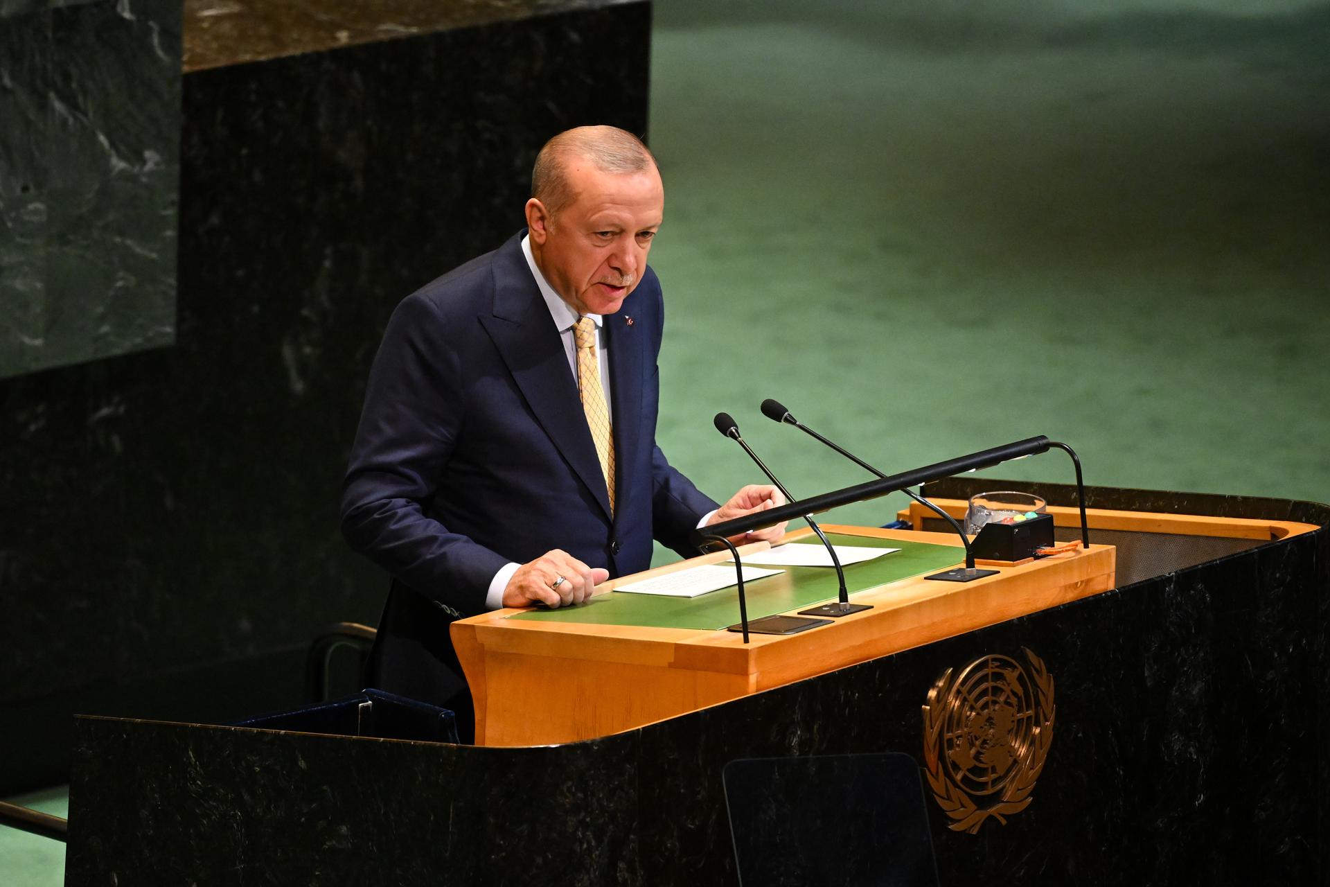 New York (United States), 22/09/2025.- Turkish President Recep Tayyip Erdogan speaks during the High-Level International Conference for the Peaceful Settlement of the Question of Palestine and the Implementation of the Two-State Solution, at the United Nations (UN) headquarters in New York, New York, USA, 22 September 2025. The UN General Assembly's high-level week runs from 22 until 30 September. (Nueva York) EFE/EPA/LUKAS COCH AUSTRALIA AND NEW ZEALAND OUT
