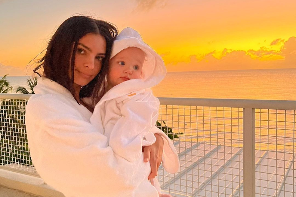 Emily Ratajkowski es criticada por publicar fotos desnuda junto a su bebé