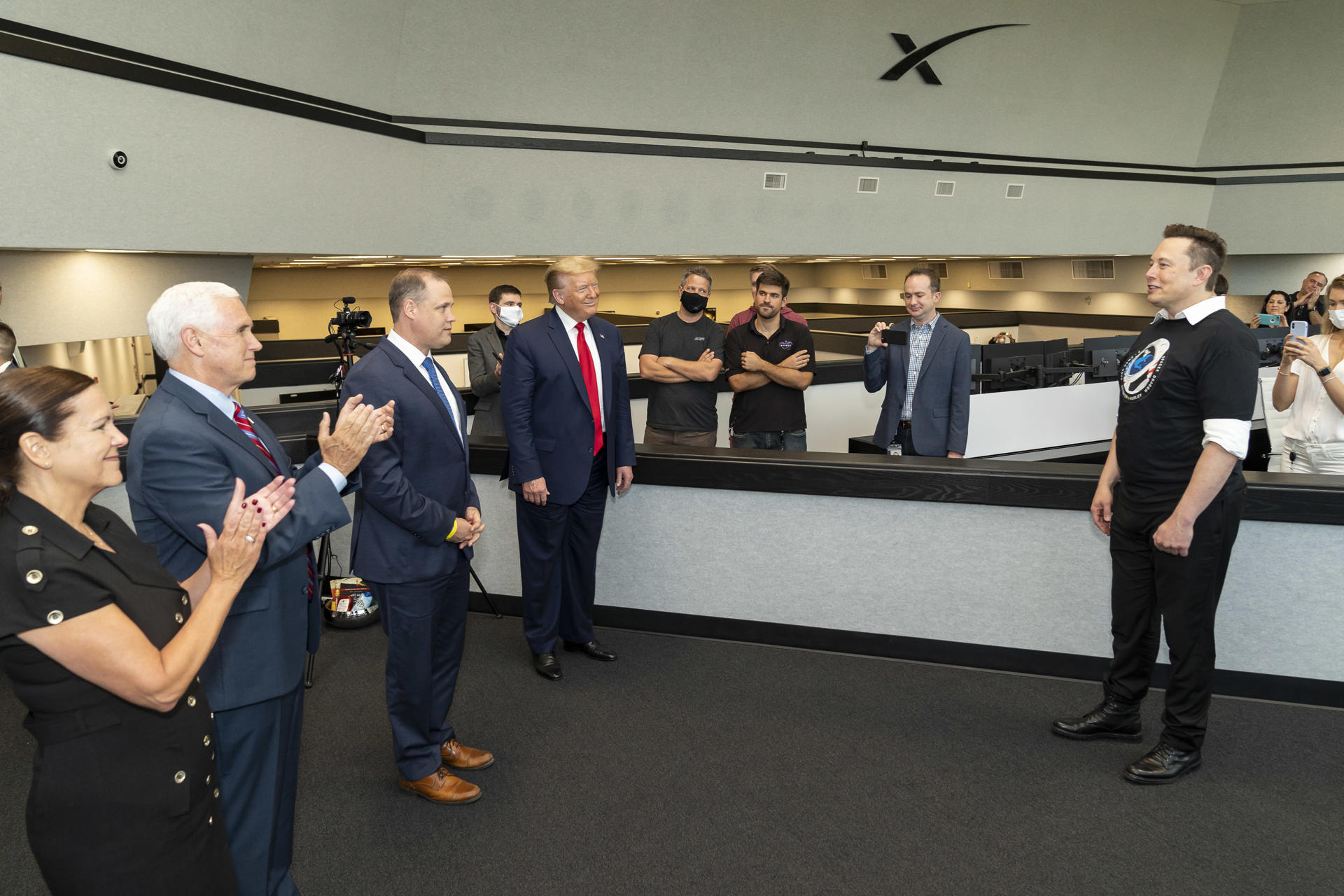 USA2808. CABO CAÑAVERAL (ESTADOS UNIDOS), 28/05/2025.- Fotografía de archivo del 30 de mayo de 2020 cedida por la Casa Blanca donde aparecen desde la izquierda arriba, el presidente de Estados Unidos, Donald Trump; el administrador de la NASA, Jim Bridenstine; el exvicepresidente Mike Pence y su esposa Karen Pence saludando al fundador y director ejecutivo de SpaceX, Elon Musk (d), tras el exitoso lanzamiento de la misión de demostración 2 de SpaceX en el Centro de Control de Lanzamiento del Centro Espacial Kennedy en Cabo Cañaveral, Florida (Estados Unidos). EFE/ Shealah Craighead/ Casa Blanca /SOLO USO EDITORIAL/SOLO DISPONIBLE PARA ILUSTRAR LA NOTICIA QUE ACOMPAÑA (CRÉDITO OBLIGATORIO)