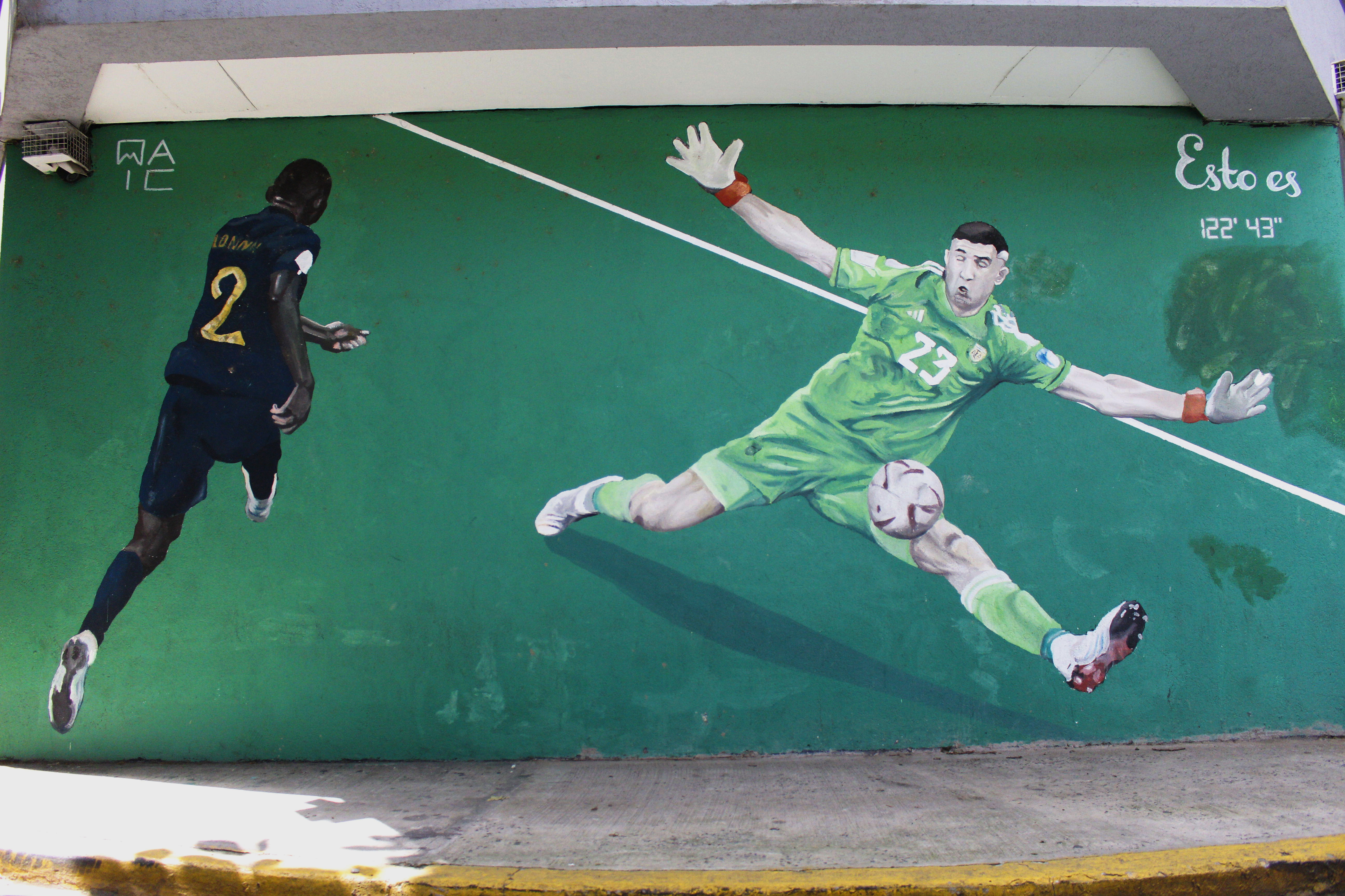 En Argentina, el fútbol no se juega, se vive, se siente, se respira. Desde las canchas enrejadas bajo autopistas elevadas hasta el imponente Monumental que se ve al aterrizar desde el avión. El fútbol en argentina es un rito que une y divide.