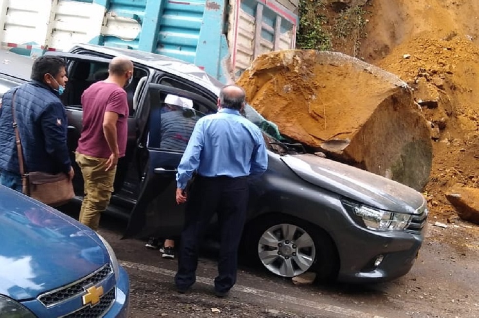 Un herido dejó la caída de una roca en la vía a Mesitas del Colegio