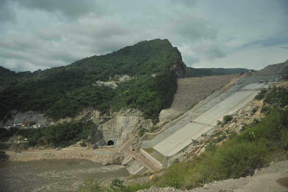 Isagén sigue en venta