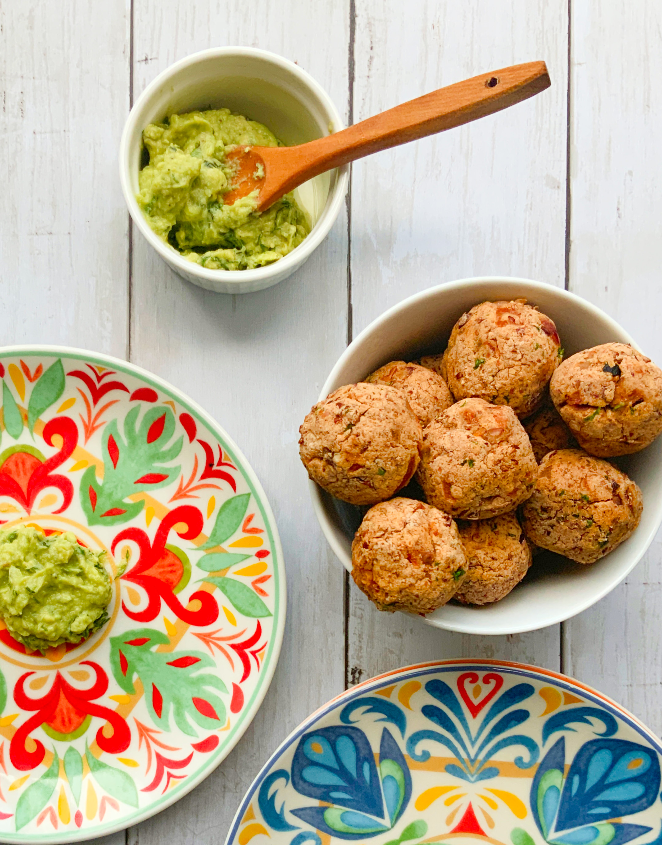 Las croquetas de fríjoles se pueden acompañar con arroz y aguacate.