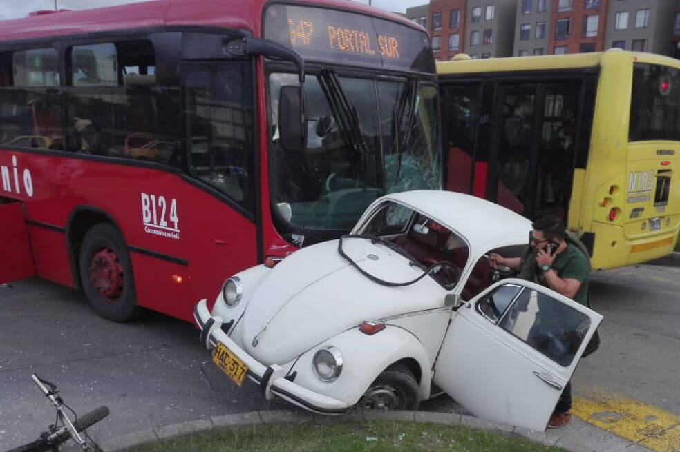 Un muerto y ocho heridos deja accidente de Transmilenio con vehículos particulares