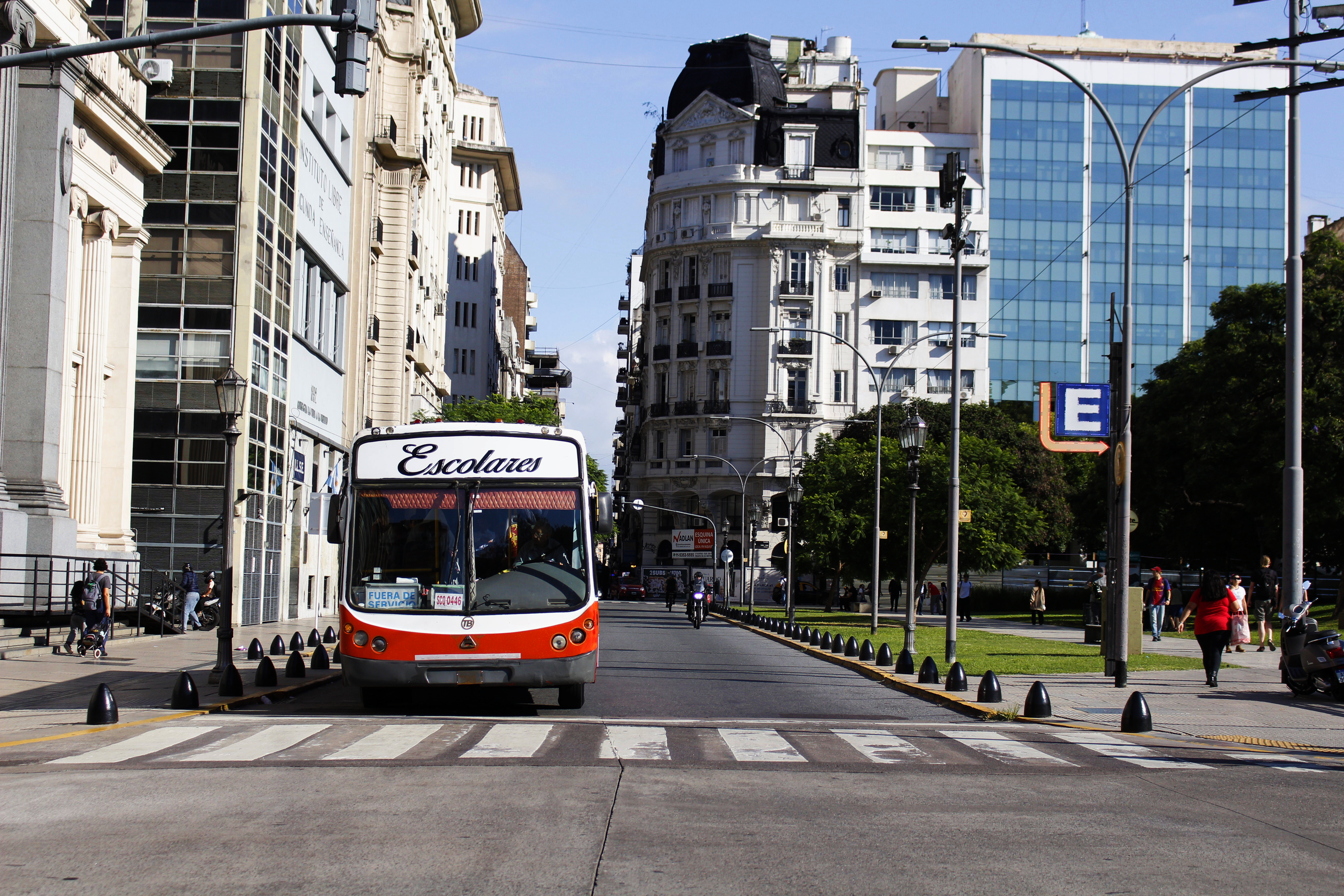 La fascinación por el fútbol, los emblemáticos vinos y la variedad gastronómica, la riqueza cultural y la imponente arquitectura de sus calles hacen de Buenos Aires, y de Argentina, un destino predilecto para quienes logran fascinarse con lo simple, pero también con lo maravilloso de conocer nuevos lugares.