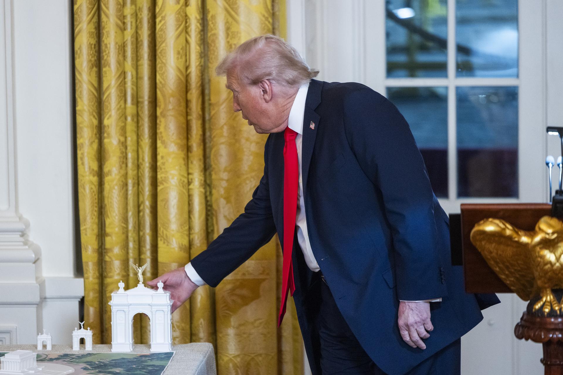 Las “locuras del emperador”: 8 cosas que hizo Trump y no cubrimos lo suficiente