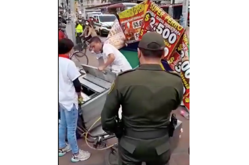 Polémica por quién tumbó puesto de vendedor ambulante: una cuestión de perspectivas