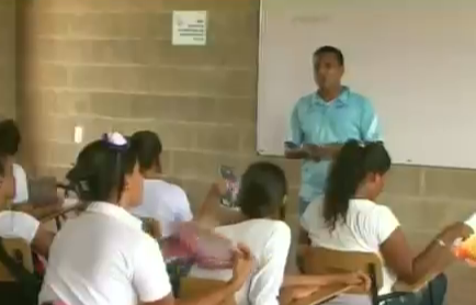 En Atlántico, alumnos de megacolegio reciben clase sin agua ni luz