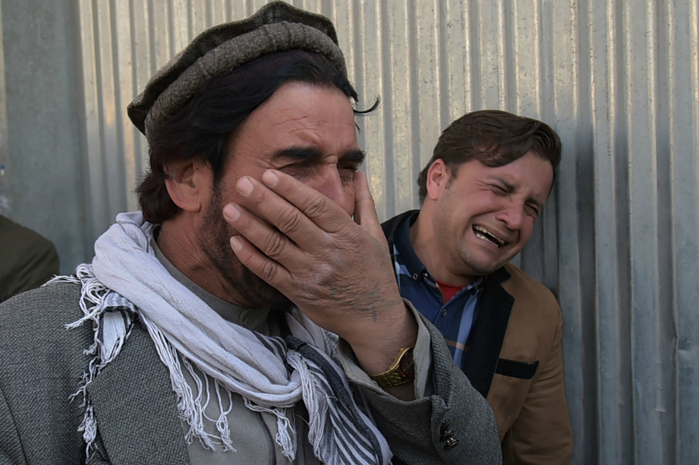 Hombres disfrazados de médicos asesinan en hospital de Kabul