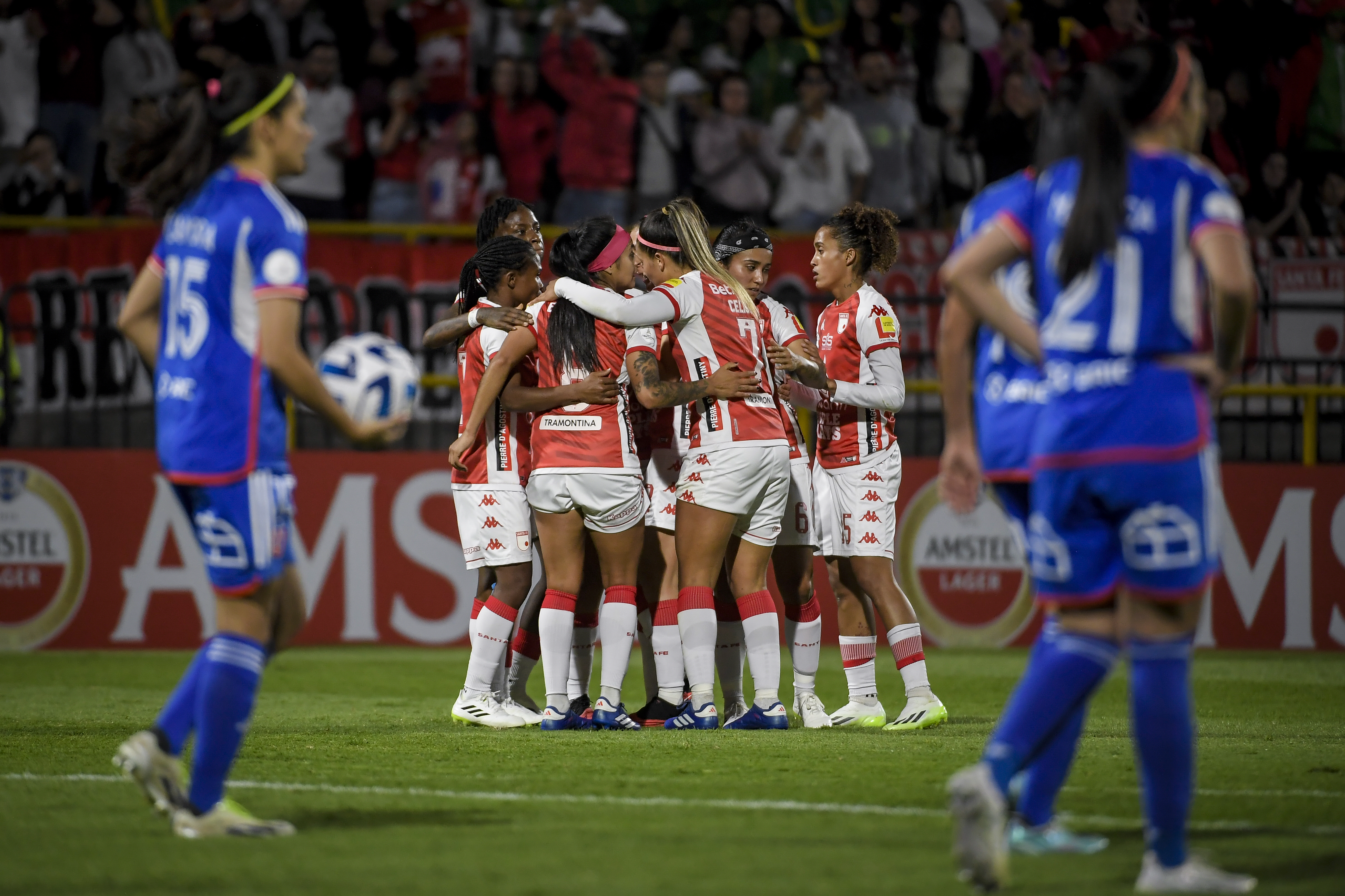 Jugadoras de Santa Fe celebran su gol ante Universidad de Chile en el estadio Metropolitano de Techo