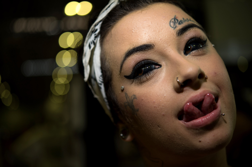 Brazilian Noemia Oliveira poses for a picture during the Tatoo Week Rio in Rio de Janeiro, Brazil, on January 5, 2014. AFP PHOTO / YASUYOSHI CHIBA