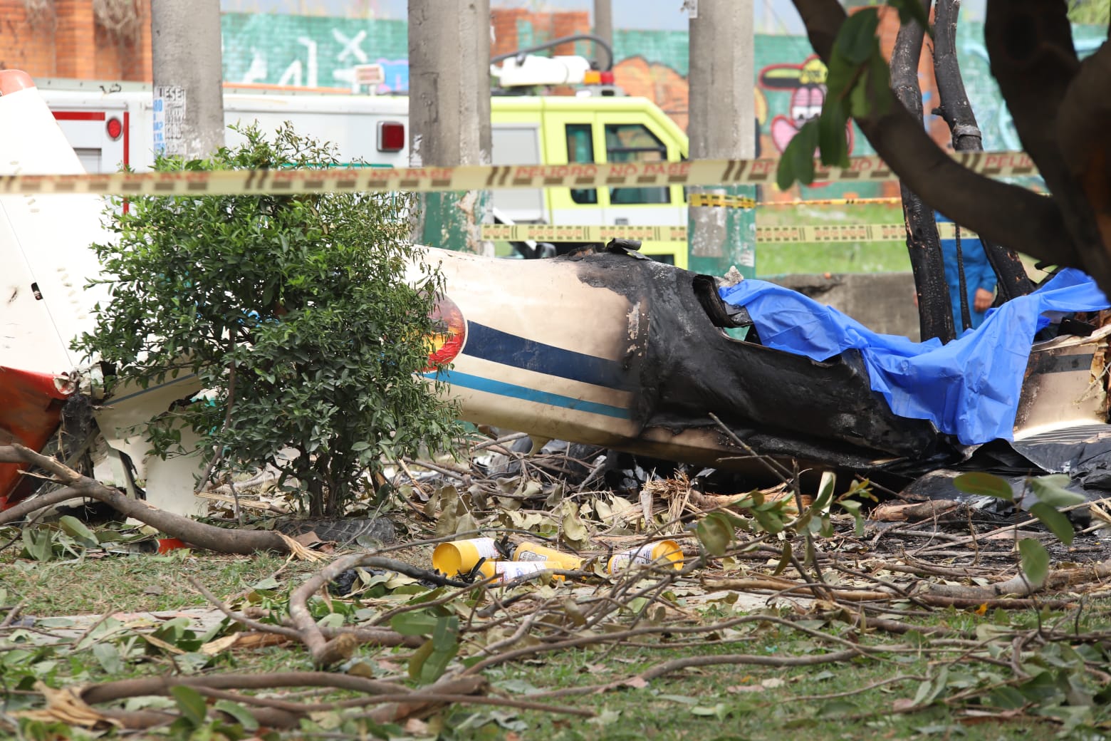 El relato del hombre que atendió accidente de avioneta en Cali: “prefieren grabar”