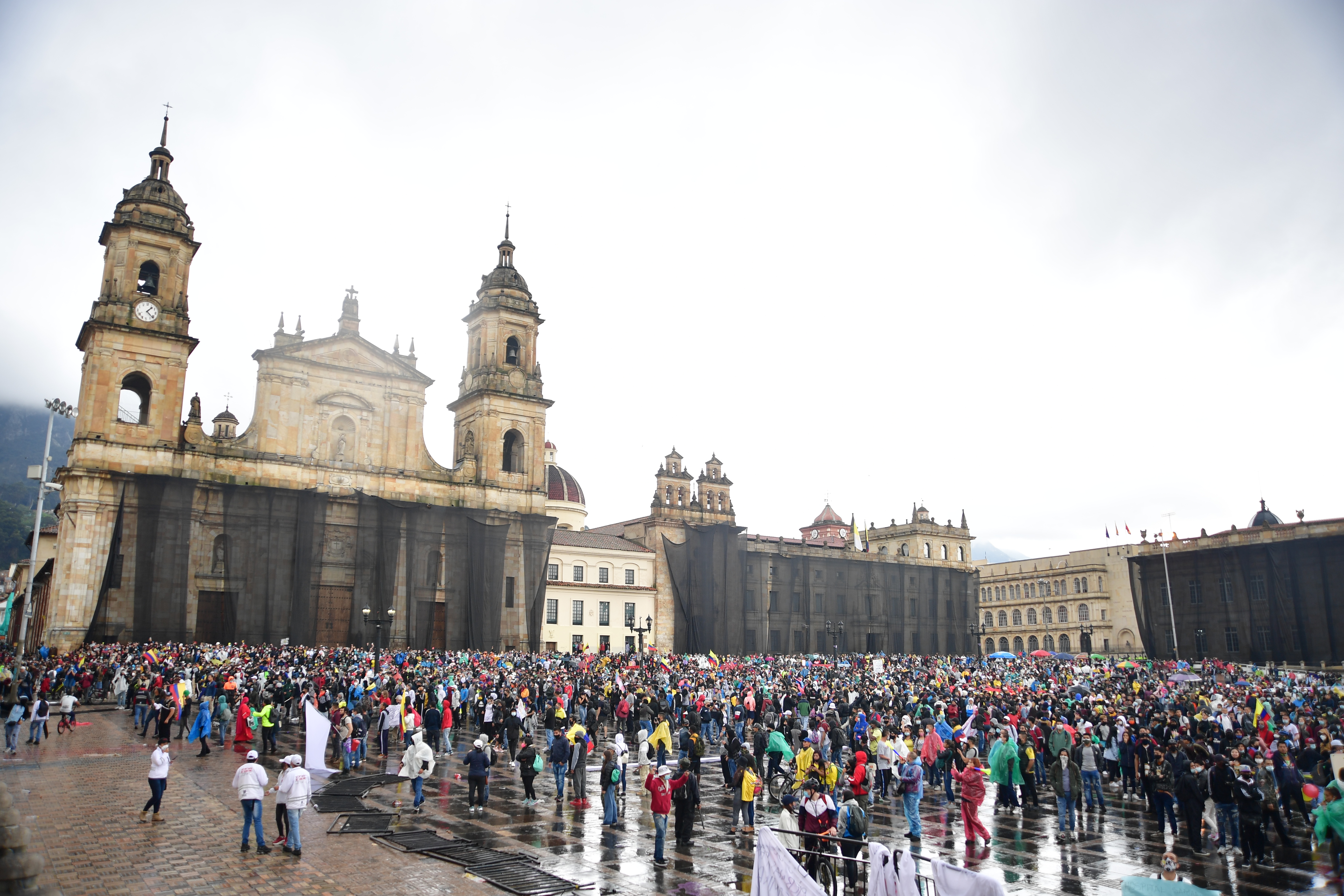 Protestas en Bogotá: enfrentamientos entre manifestantes y fuerza pública en la Plaza de Bolívar