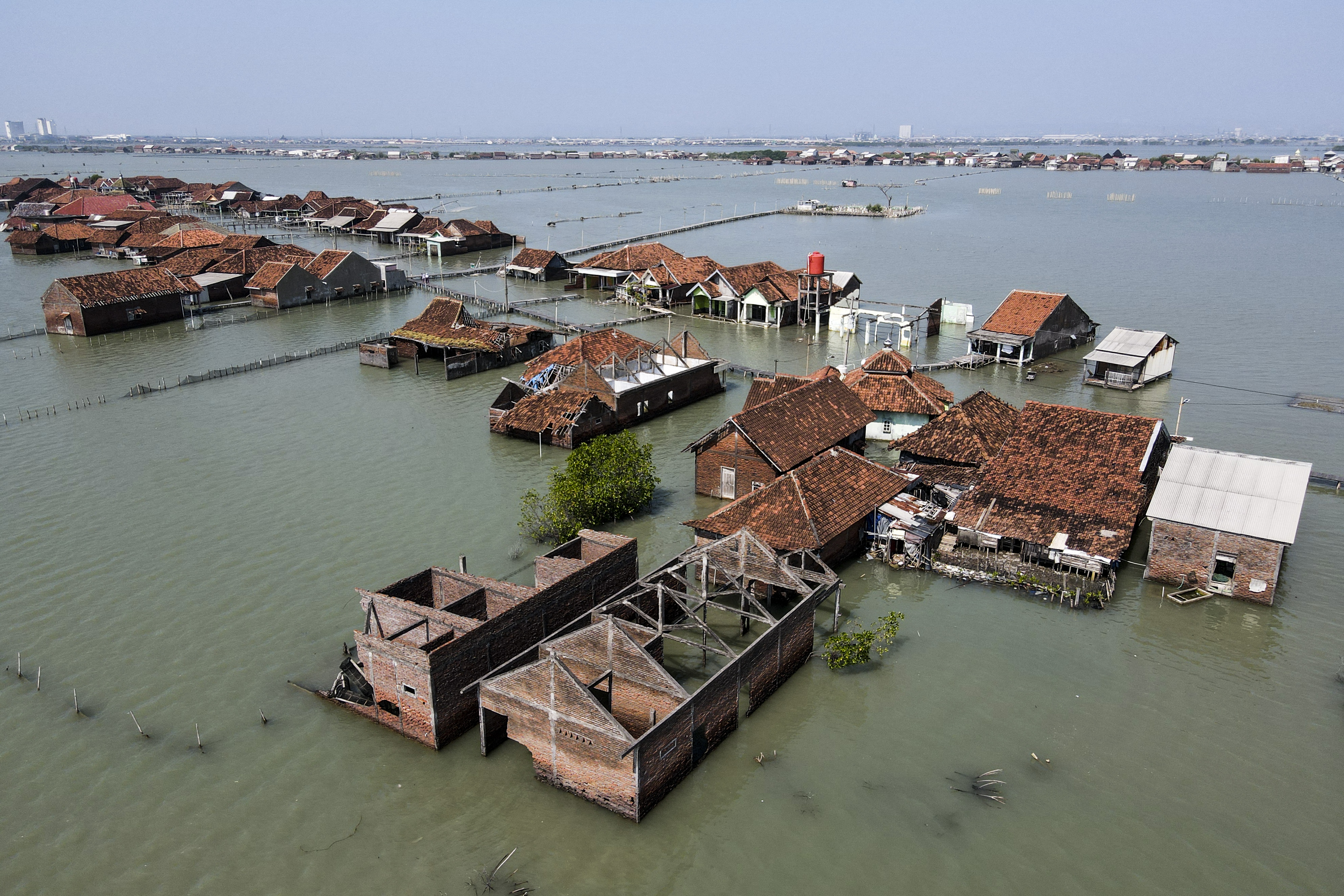 Un pueblo de Indonesia se hunde lentamente en el mar por la crecida de las aguas