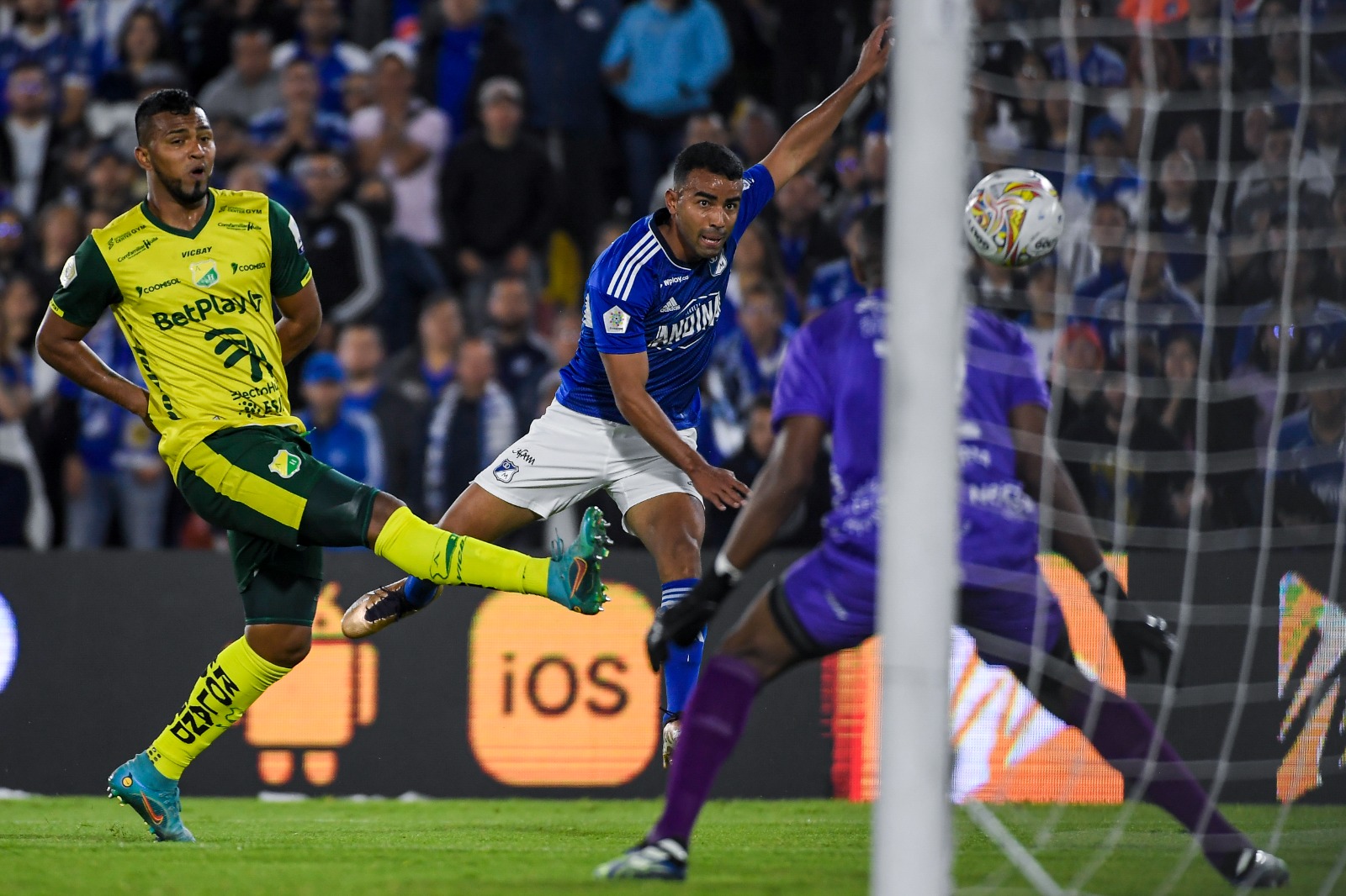 El lateral Omar Bertel fue clave por la zona izquierda para Millonarios. Con desbordes y buenos centros, hizo daño a la defensa rival. Bertel le puso la asistencia a Andrés Llinás para marcar el gol al último minuto.