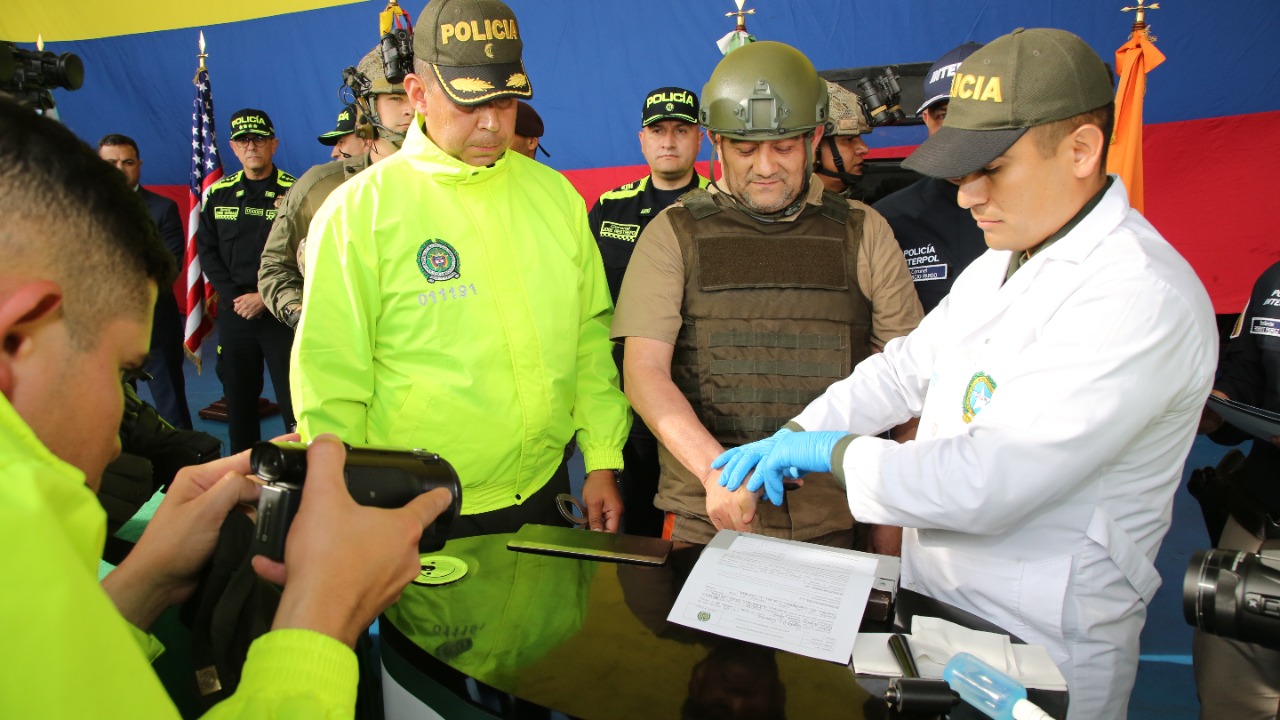 "Otoniel" fue entregado a oficiales de los US Marshalls, que lo conducirán a Estados Unidos, donde tiene tres procesos por narcotráfico.