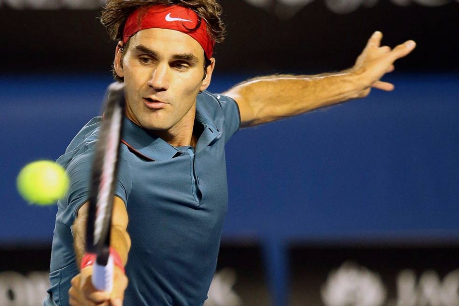 El tenista suizo Roger Federer golpea la bola durante su partido de cuartos de final del Abierto de Australia disputado contra el británico Andy Murray, en Melbourne (Australia), hoy, miércoles 22 de enero de 2014. 