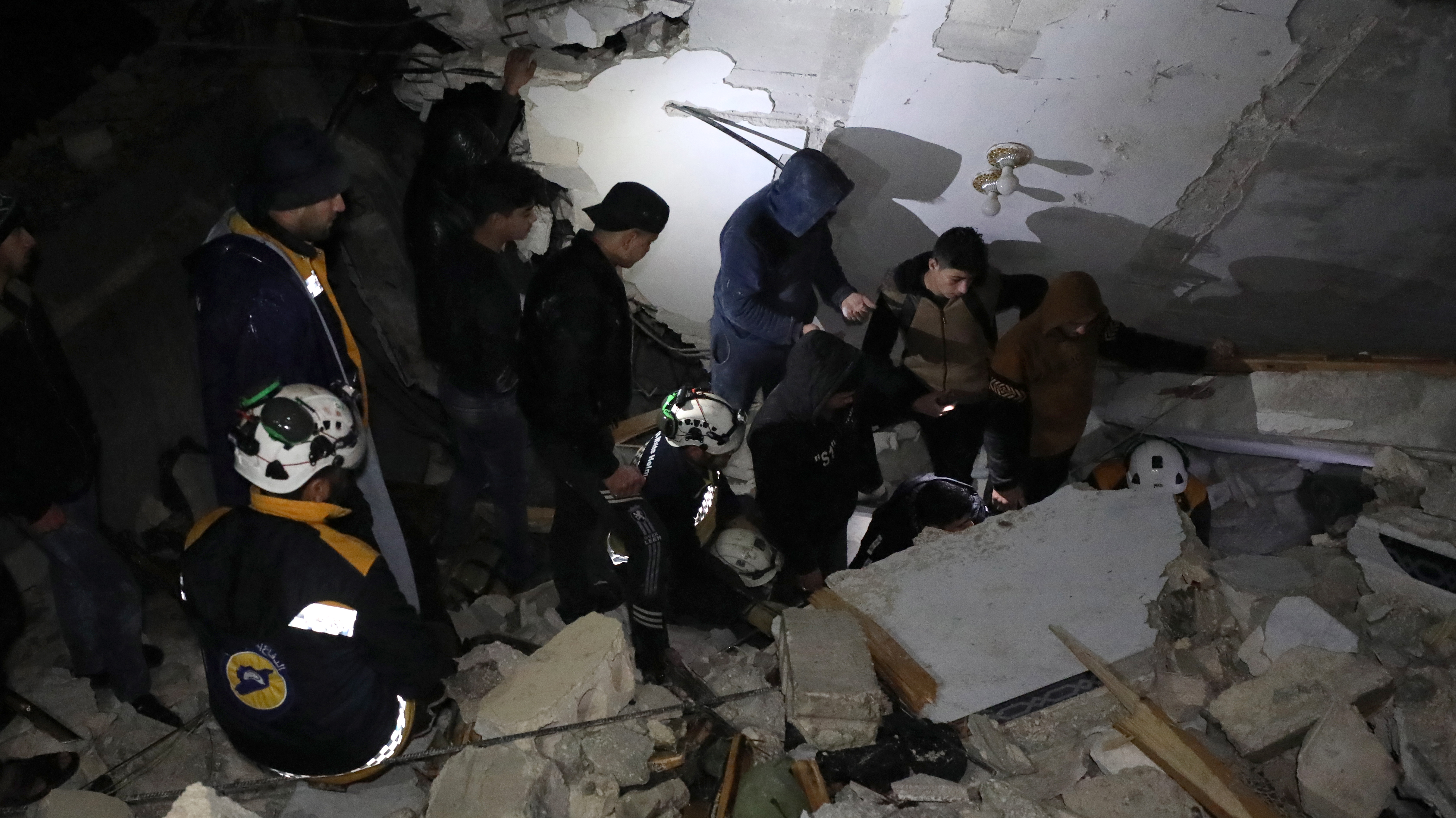 Idlib (Syrian Arab Republic), 06/02/2023.- Rescuers search the rubble of a building for survivors following an earthquake in Idlib province, Syria 06 February 2023. According to the US Geological Service, an earthquake with a preliminary magnitude of 7.8 struck southern Turkey close to the Syrian border, causing buildings to collapse and sending shockwaves over northwest Syria, Cyprus, and Lebanon. At least 221 people were killed and 419 injured in northwest Syria, with hundreds remaining trapped under the rubble, according to the White Helmets group, the Syria Civil Defence operating in the area. (Terremoto/sismo, Chipre, Líbano, Siria, Turquía) EFE/EPA/YAHYA NEMAH