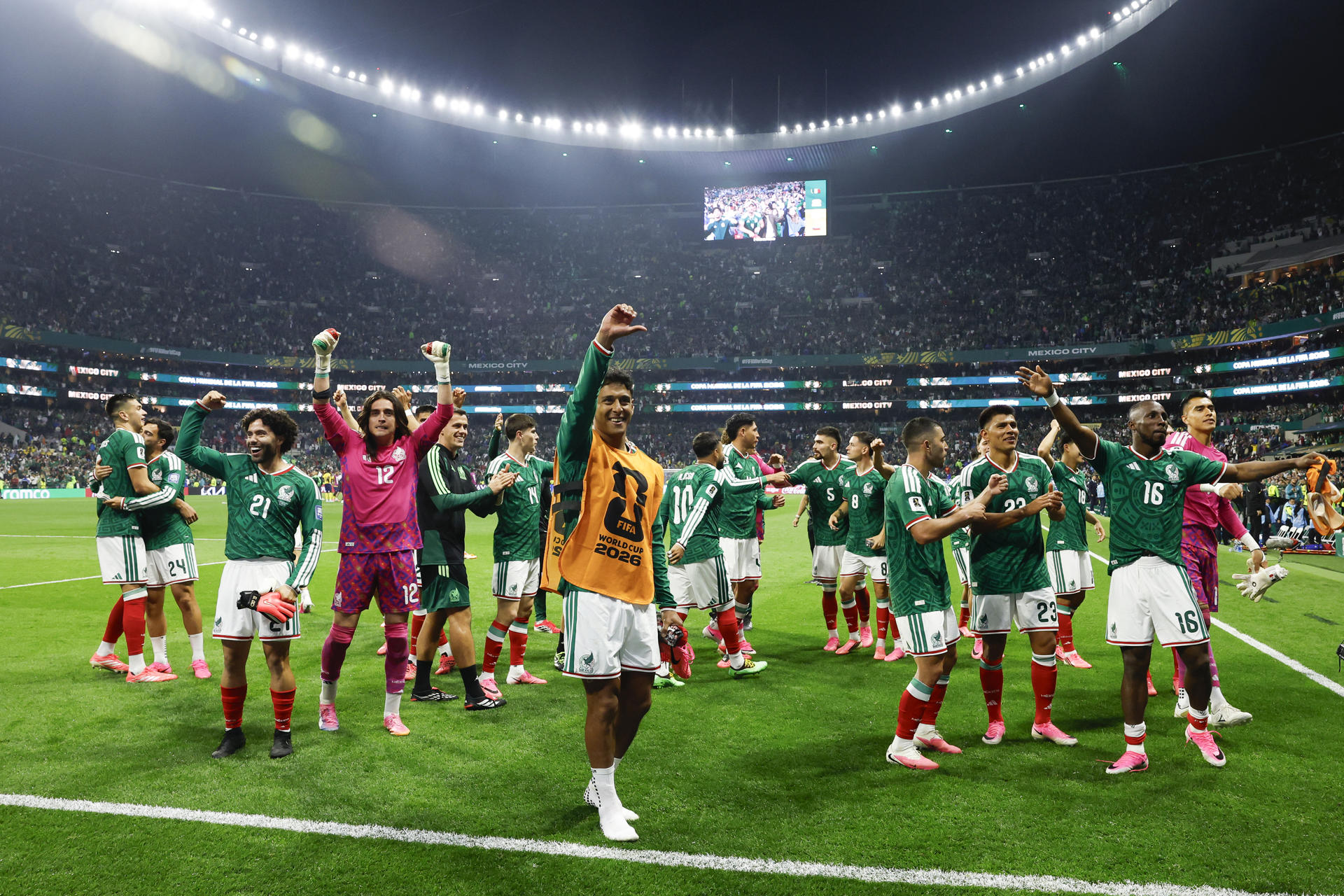 GR3292. CIUDAD DE MÉXICO (MÉXICO), 30/06/2026.- Jugadores de México celebran este martes, al terminar un partido de los dieciseisavos de final del Mundial de la FIFA 2026 entre México y Ecuador en el estadio Azteca​, en Ciudad de México (México). EFE/ Alex Cruz
