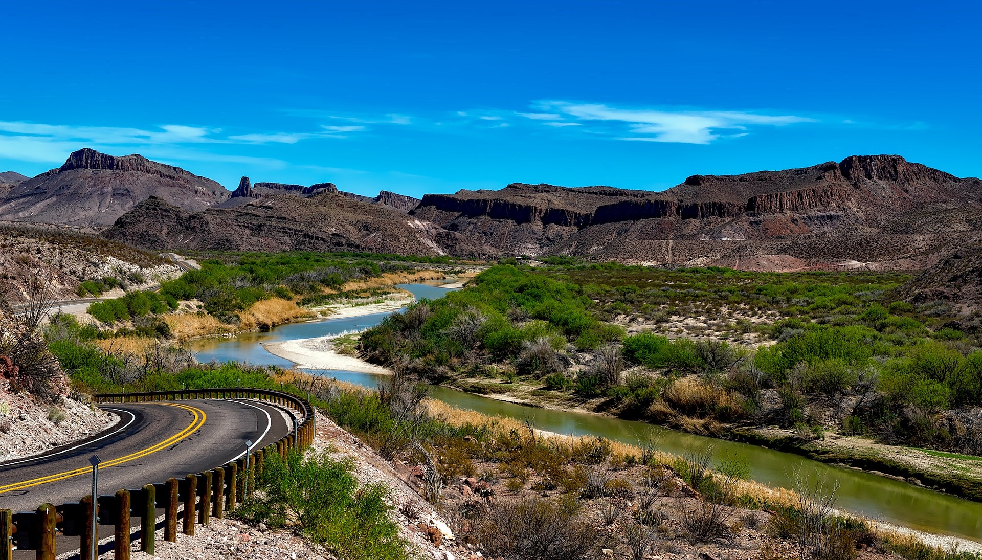 Parque Nacional de Big Bend, Texas, Estados Unidos 
El Parque Nacional de Big Bend y su paisaje es ya toda una leyenda de la frontera de Texas. 
Conocido por sus amplios cielos estrellados y sus hermosos cañones, el parque es uno de los más remotos del estado y también el más extenso: tiene más de 324.000 hectáreas.