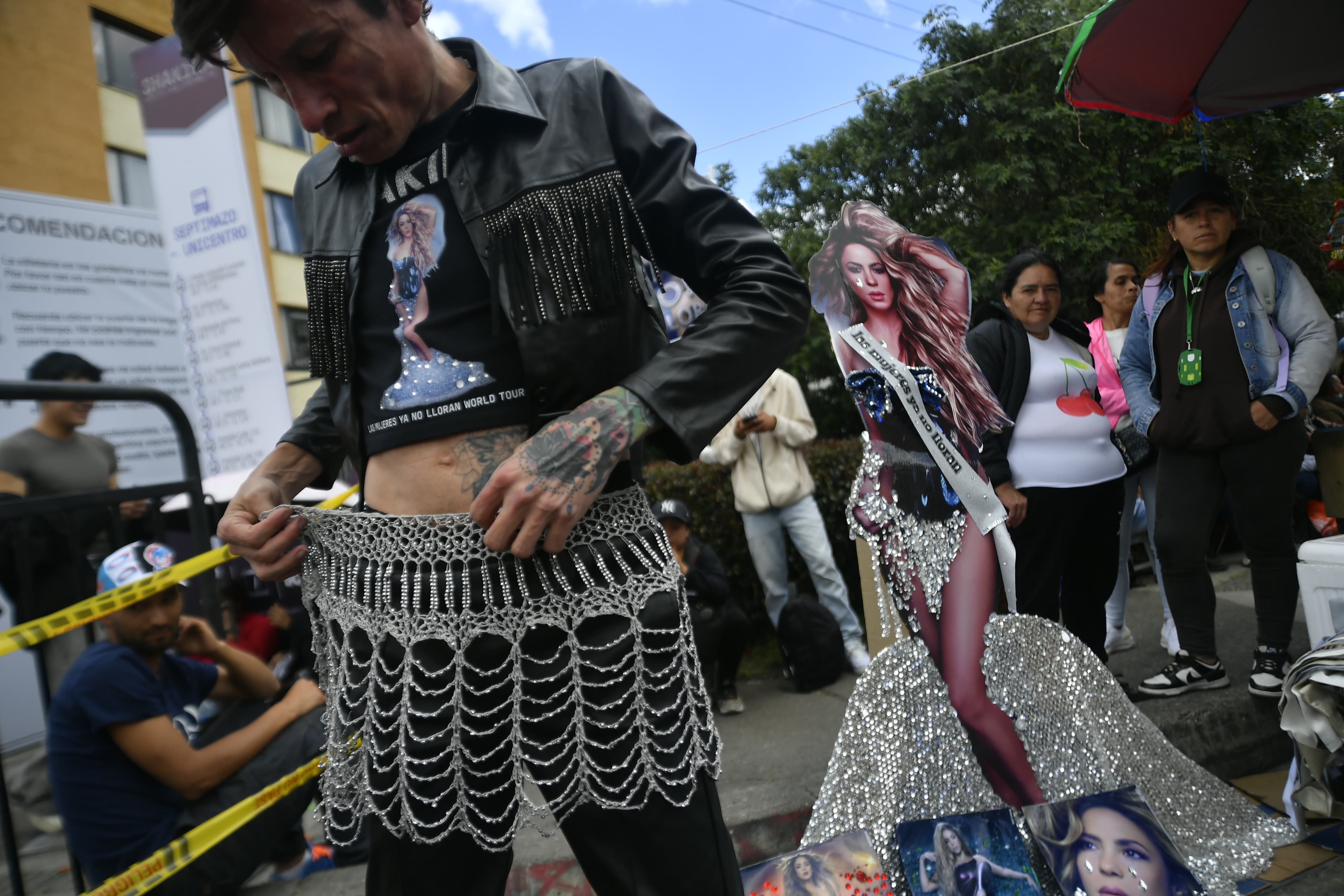 La mayoría de los aficionados llegaron ya maquillados, vestidos con conjuntos alusivos a Shakira y listos para el concierto, en el que esperan cantar y bailar durante las dos horas que dura el espectáculo.
